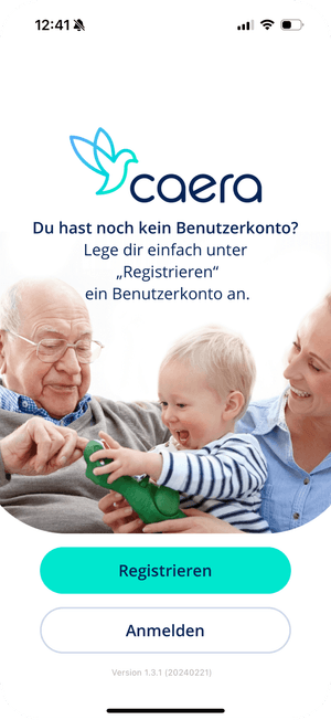 App-Screenshot der Caera App mit Registrierungs- und Anmeldeoption, dargestellt mit älterem Mann, Kind und Frau als Symbol für Familienverbundenheit.