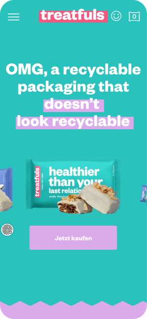 Mobiler Website Screenshot von Treatfuls mit Werbebotschaft zu recycelbarer Verpackung und Proteinriegel in türkiser Verpackung